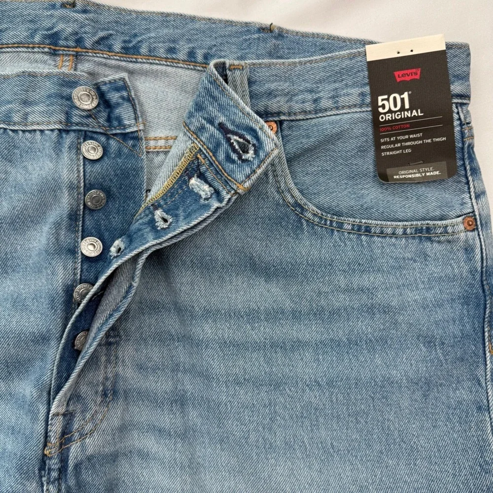Levi's 501 Original Fit Jeans W42 L30 Button Fly Light Wash Denim Mens New